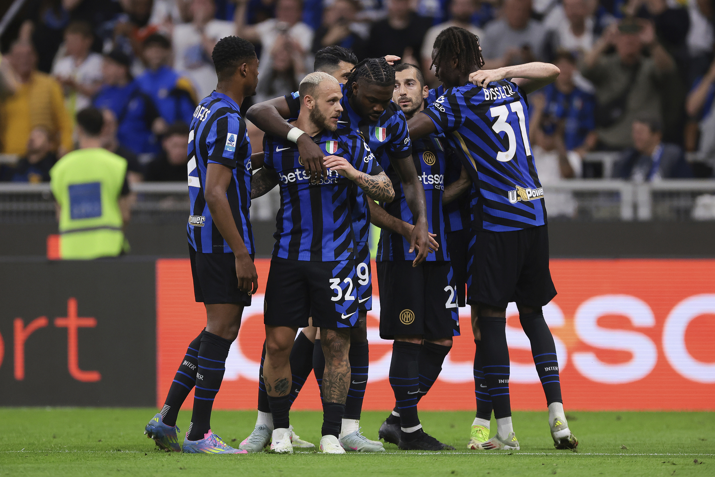 赛事分析里程碑夜拉齐奥再遭质疑，意甲集结日刷纪录，球迷炸锅，更衣室氛围转暖的简单介绍